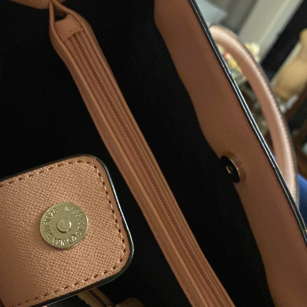 EUC Christina Siriano Satchel Handbag With Crossbody strap, very clean all over - Picture 5 of 8
